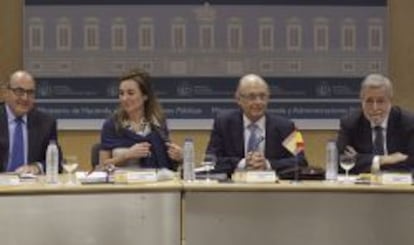 El ministro de Hacienda y Administraciones Públicas, Cristóbal Montoro (2d), junto a los secretarios de Estado de Presupuestos, Marta Fernández Currás, y de Administraciones Públicas, Antonio Germán Beteta (2d) y el interventor general de la Administración del Estado, José Carlos Alcalde (i), durante la reunión del Consejo de Política Fiscal y Financiera celebrada hoy en la sede del Ministerio.