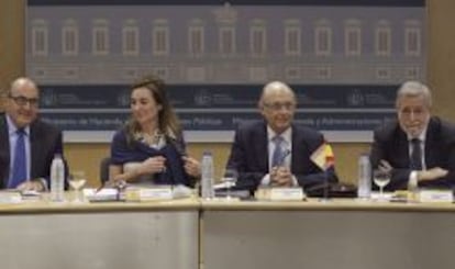 El ministro de Hacienda y Administraciones P&uacute;blicas, Crist&oacute;bal Montoro (2d), junto a los secretarios de Estado de Presupuestos, Marta Fern&aacute;ndez Curr&aacute;s, y de Administraciones P&uacute;blicas, Antonio Germ&aacute;n Beteta (2d) y el interventor general de la Administraci&oacute;n del Estado, Jos&eacute; Carlos Alcalde (i), durante la reuni&oacute;n del Consejo de Pol&iacute;tica Fiscal y Financiera celebrada hoy en la sede del Ministerio.