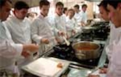 Estudiantes de FP preparan la comida en la cocina del Instituto María de Zayas de Majadahonda, Madrid.