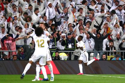 Marcelo abraza a Kroos, mientras Vinicius celebra su gol al fondo.