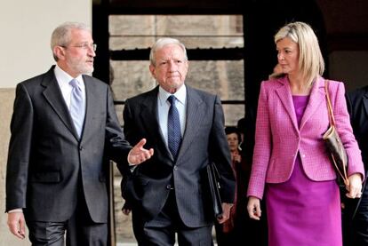 Esteban Morcillo, Pascual Sala y Gabriela Bravo, antes de la conferencia en la Universidad de Valencia.