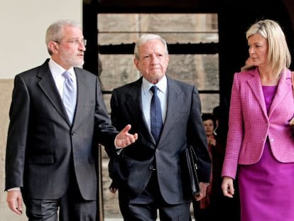 Esteban Morcillo, Pascual Sala y Gabriela Bravo, antes de la conferencia en la Universidad de Valencia.