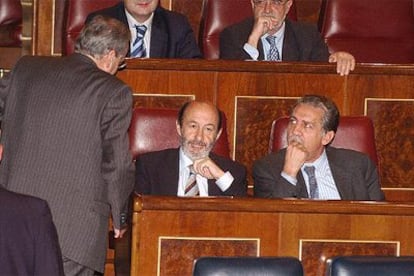 Los diputados del PSOE Alfonso Guerra, Alfredo Pérez Rubalcaba y Diego López Garrido, en el pleno de esta tarde.