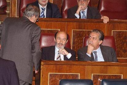 Los diputados del PSOE Alfonso Guerra, Alfredo Pérez Rubalcaba y Diego López Garrido, en el pleno de esta tarde.