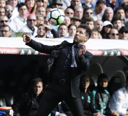 Simeone controla un balón lanzado a su banquillo. 