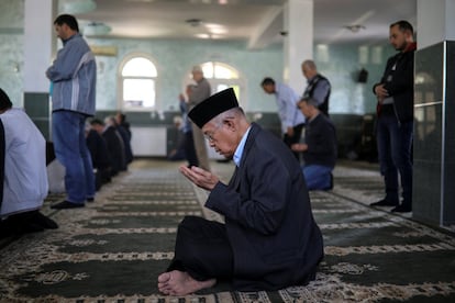 Musulmanes durante sus rezos en el distrito de Borca en Belgrado.