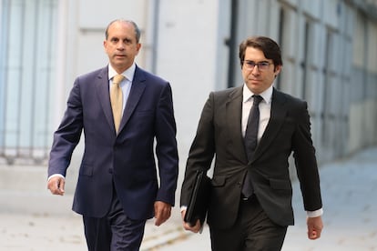 Carlos Neira (izquierda), hoy a su llegada al Tribunal Supremo.