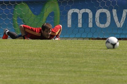 Iker Casillas, durante el entrenamiento de ayer con la selecci&oacute;n espa&ntilde;ola