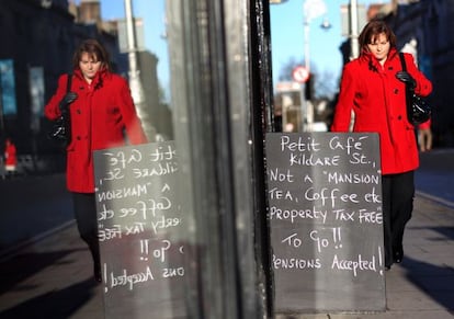 Un cartel en el exterior de un bar de Dubl&iacute;n alusivo a los presupuestos. &quot;Petit Caf&eacute; Kildare Street, no es una mansi&oacute;n. T&eacute;, caf&eacute;, etc... que no pagan el impuesto a la vivienda&quot;, reza.