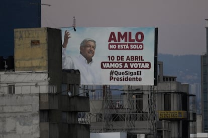 Un cartel promueve la consulta pública de revocación de mandato del presidente Andrés Manuel López Obrador.