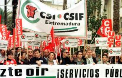 Manifestacin de funcionarios y empleados pblicos, convocada por las centrales sindicales de CCOO, UGT y CSI-CSIF, fue secundada en Badajoz por unas 500 personas que se concentraron ante la puerta de la Delegacin del Gobierno, donde permanecieron durante una hora. EFE/Archivo