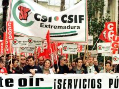 Manifestación de funcionarios y empleados públicos, convocada por las centrales sindicales de CCOO, UGT y CSI-CSIF, fue secundada en Badajoz por unas 500 personas que se concentraron ante la puerta de la Delegación del Gobierno, donde permanecieron durante una hora. EFE/Archivo