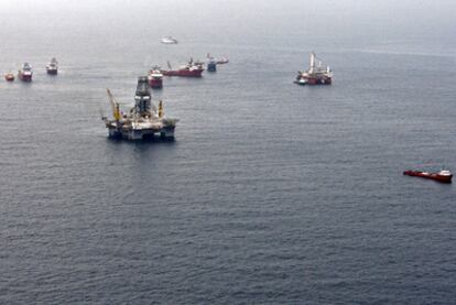 La plataforma del 'Development Driller II', que trabajan en el pozo de apoyo en el lugar del derrame de crudo de la 'Deepwater Horizon', dejaron de operar el pasado viernes y fueron evacuados ante la previsión de la llegada de la tormenta tropical 'Bonnie'.