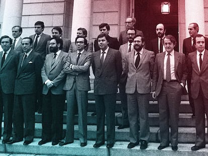 El Gobierno socialista en el Consejo de Ministros del 7 de diciembre de 1982, en el palacio de la Moncloa.