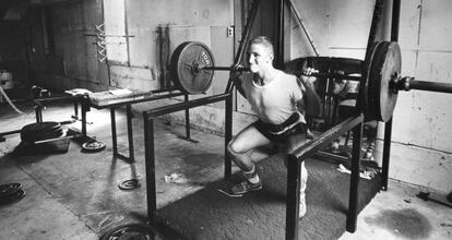 Un joven estadounidense entrena en un gimnasio en 1981