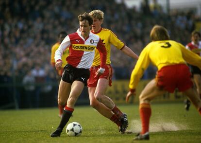 Cruyff intenta marcharse de dos rivales en un Go Ahead Eagles-Feyenoord de 1984.