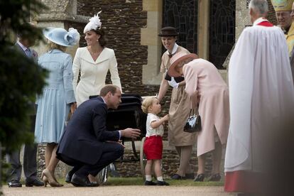 Los duques de Cambridge, el pr&iacute;ncipe Jorge, la ni&ntilde;era espa&ntilde;ola del pr&iacute;ncipe Mar&iacute;a Teresa Turri&oacute;n y la reina Isabel II, en 2015.