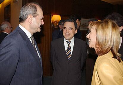 Manuel Chaves, anoche,  junto al líder de los socialistas madrileños, Rafael Simancas, y la eurodiputada Rosa Díez.