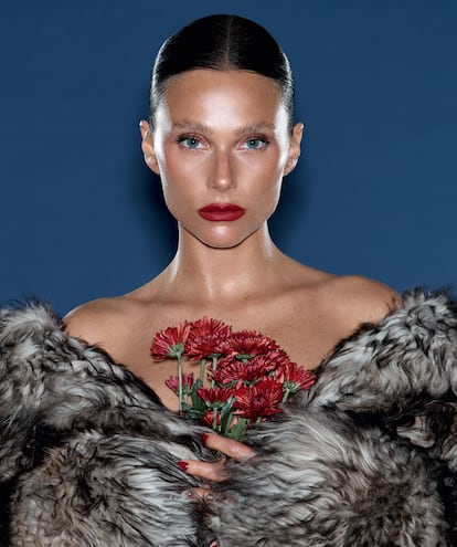 Maxiabrigo de pelos de DOLCE & GABBANA.
Colorete Violet Liquid Blush, máscara de pestañas Everfull XL Mascara y labial My Comfy Matte (tono My 24.11), todo de DOLCE & GABBANA BEAUTY.