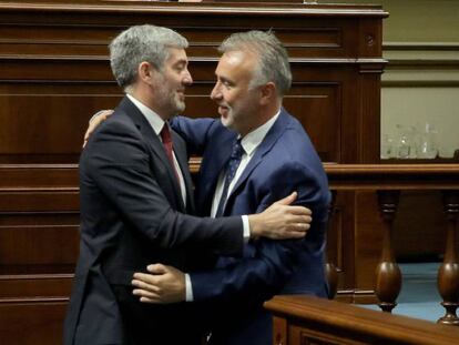 El presidente de Canarias, Ángel Víctor Torres, junto con el ex presidente del gobierno regional, Fernando Clavijo.