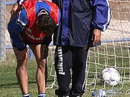 Kabir Nana, <i>fisio</i> del Zaragoza, con un jugador.
