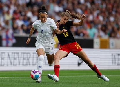 Lucy Bronze conduce el balón en un encuentro amistoso entre Inglaterra y Bélgica el pasado 16 de junio en Wolverhampton.