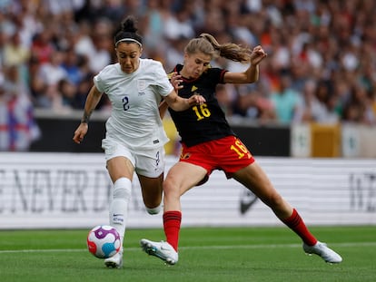 Lucy Bronze conduce el balón en un encuentro amistoso entre Inglaterra y Bélgica el pasado 16 de junio en Wolverhampton.