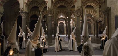 CORDOBA, SPAIN - MARCH 25: Penitents from 'El Huerto' brotherhood take part in a procession at Cordoba's Mosque-Cathedral during Palm Sunday on March 25, 2018 in Cordoba, Spain. Spain celebrates holy week before Easter with processions in most Spanish towns and villages. (Photo by Pablo Blazquez Dominguez/Getty Images) *** BESTPIX ***