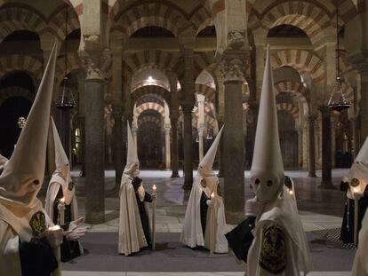 CORDOBA, SPAIN - MARCH 25: Penitents from 'El Huerto' brotherhood take part in a procession at Cordoba's Mosque-Cathedral during Palm Sunday on March 25, 2018 in Cordoba, Spain. Spain celebrates holy week before Easter with processions in most Spanish towns and villages. (Photo by Pablo Blazquez Dominguez/Getty Images) *** BESTPIX ***