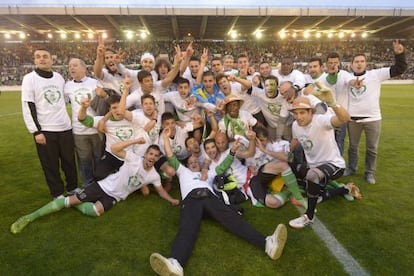 Los jugadores del Racing celebran el ascenso a Segunda