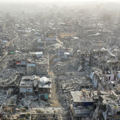 A drone view shows houses destroyed during the Israeli offensive, amid a ceasefire between Israel and Hamas, in Beit Hanoun, northern Gaza Strip, March 5, 2025. REUTERS/Mahmoud Al-Basos