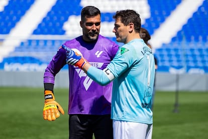 Íker Casillas y Miguel Ángel Moyá, durante el V Encuentro de las Estrellas de LaLiga para recaudar fondos para los afectados por la dana.