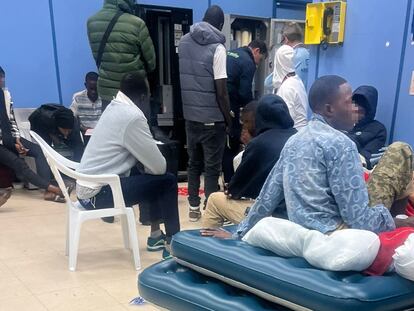 18/01/24 Peticionarios de asilo en una de las salas del aeropuerto Adolfo Suárez-Madrid Barajas este semana.