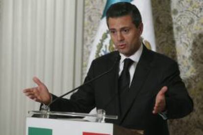 El presidente de Mxico, Enrique Pe?a Nieto, durante la rueda de prensa ofrecida ayer en Roma, en la que dio cuenta de los encuentros con lderes internacionales que mantuvo hoy con motivo de la misa de inicio de Pontificado del papa Francisco, celebrada en la plaza de San Pedro del Vaticano.