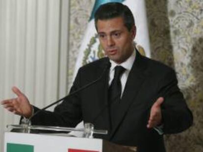 El presidente de México, Enrique Peña Nieto, durante la rueda de prensa ofrecida ayer en Roma, en la que dio cuenta de los encuentros con líderes internacionales que mantuvo hoy con motivo de la misa de inicio de Pontificado del papa Francisco, celebrada en la plaza de San Pedro del Vaticano.
