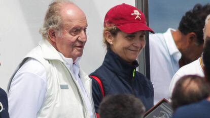 Juan Carlos I y la infanta Elena, este julio en Sanxenxo.