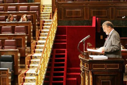 El vicepresidente económico del Gobierno, Pedro Solbes, durante su intervención en el Congreso.