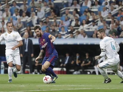 Messi, entre Lucas Vázquez y Ramos, en el Real Madrid - Barcelona de la Supercopa.