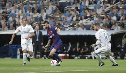 Messi, entre Lucas Vázquez y Ramos, en el Real Madrid - Barcelona de la Supercopa.