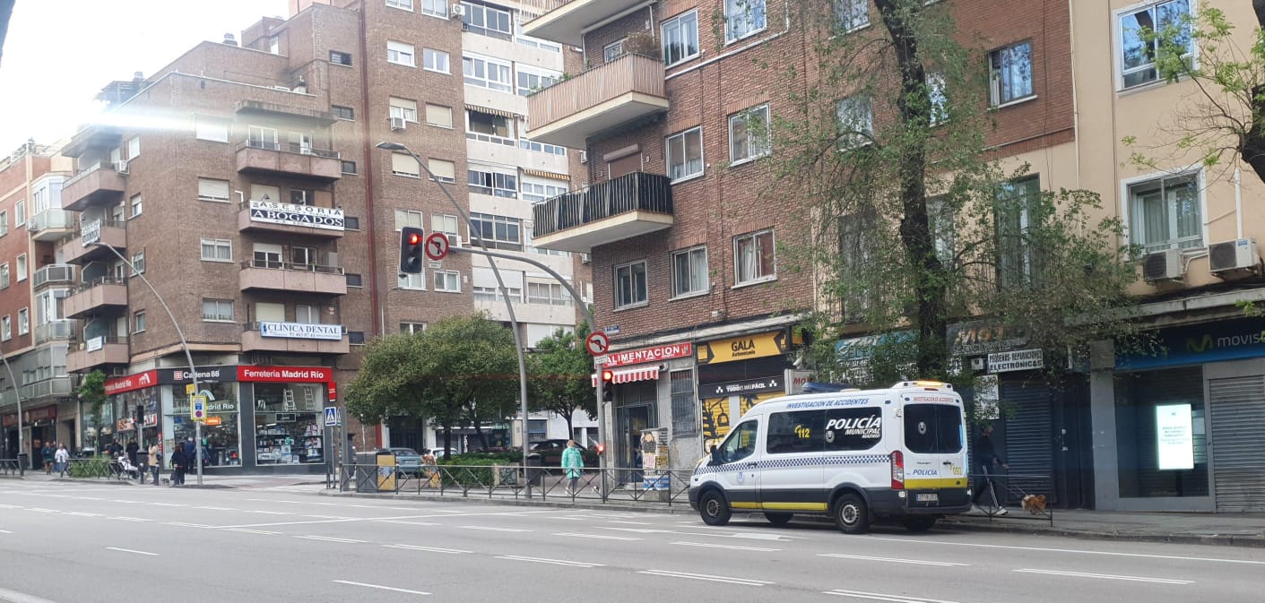 Un furgón del equipo de investigación de accidentes de la Policía Municipal permanece aparcado a pocos metros del lugar donde fue atropellada Aitana, en el Paseo de Extremadura, en Madrid.