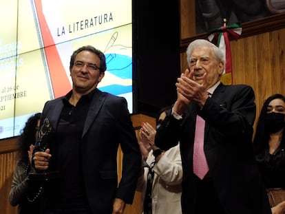Juan Gabriel Vásquez recibe el premio de manos de Mario Vargas Llosa el Paraninfo Enrique Díaz de León de la Universidad de Guadalajara.