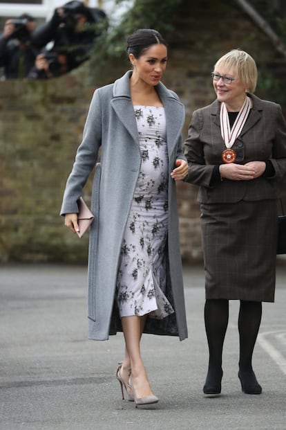La meteorología apenas ha afectado los 'looks' de la duquesa, sus materiales y sus colores. Aquí, el 18 de diciembre con un vestido blanco y zapatos de ante en gris claro.