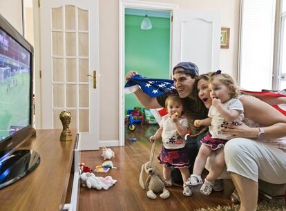 ESTADOS UNIDOS. Katie Gortz (33 años, de Connecticut, EEUU) vibra con su marido Rubén (33 años) y sus dos simpáticas mellizas Lucía y Sofía (17 meses) durante un partido de la selección americana.