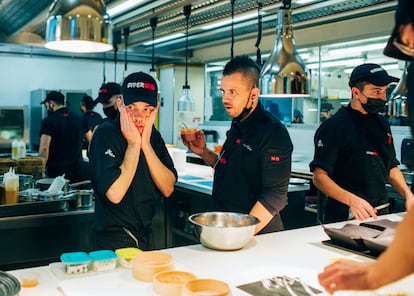 Muñoz prueba una salsa durante el servicio de comidas de DiverXO. El chef sabe que acudir casi a diario no es una “obligación”, pero le gusta “estar, hablar con la gente, cambiar o corregir cosas”. 