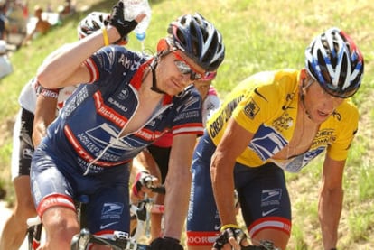 Floyd Landis y Lance Armstrong durante el Tour de 2004.