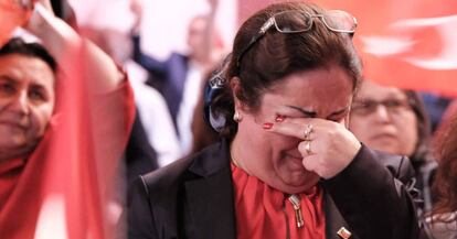 Seguidors de l'opositor CHP a Berlín reaccionen davant els resultats del referèndum turc.