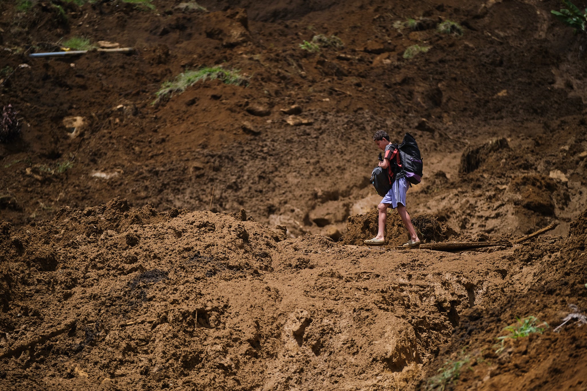Un joven afectado por un deslave en Antioquia, el 25 de junio de 2025. 