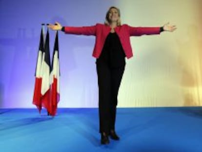 Marine Le Pen saluda a sus simpatizantes el 20 de mayo.