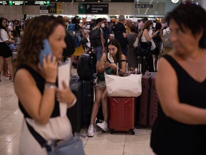 Centenares de pasajeros de trenes de alta velocidad afectados ayer lunes en la estacion de Sants (Barcelona) por el robo de cobre en las vias que unen la línea Madrid-Barcelona.