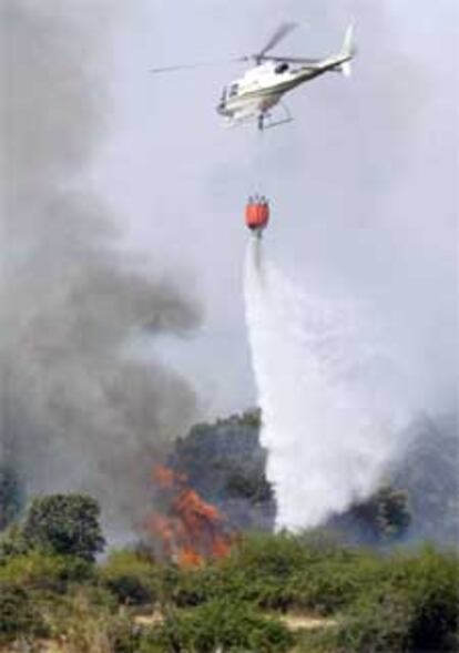 Un helicóptero trabaja en la extinción del incendio de Ávila.